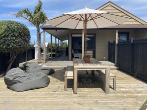 Outdoor dining - Stylish child friendly beach home at Omaha (Omaha)