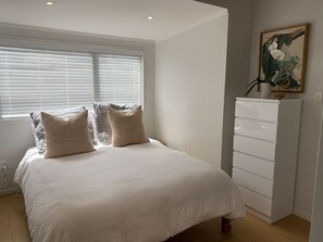 3 slaapkamers, een strijkplank/strijkijzer, gratis wifi, beddengoed