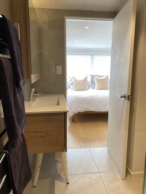 3 bedrooms, iron/ironing board, free WiFi, bed sheets - Stylish child friendly beach home at Omaha (Omaha)