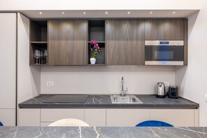 Refrigerador, microondas, horno, placa de cocina