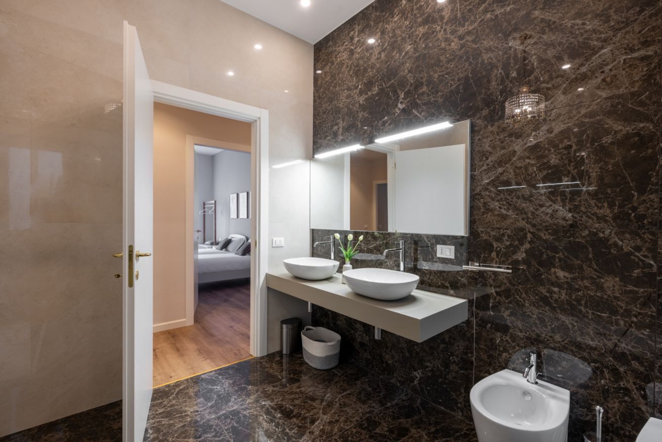 Shower, free toiletries, hair dryer, bidet