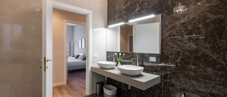 Dusche, kostenlose Toilettenartikel, Haartrockner, Bidet