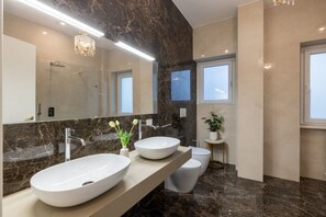 Douche, articles de toilette (gratuits), séchoir à cheveux, bidet