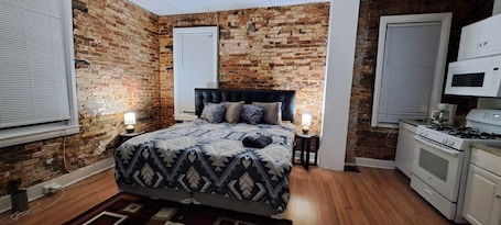 1 bedroom, desk, WiFi, bed sheets. Charle's Village Cozy Studio,