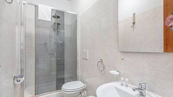 Douche, sĂšche-cheveux, bidet, serviettes fournies