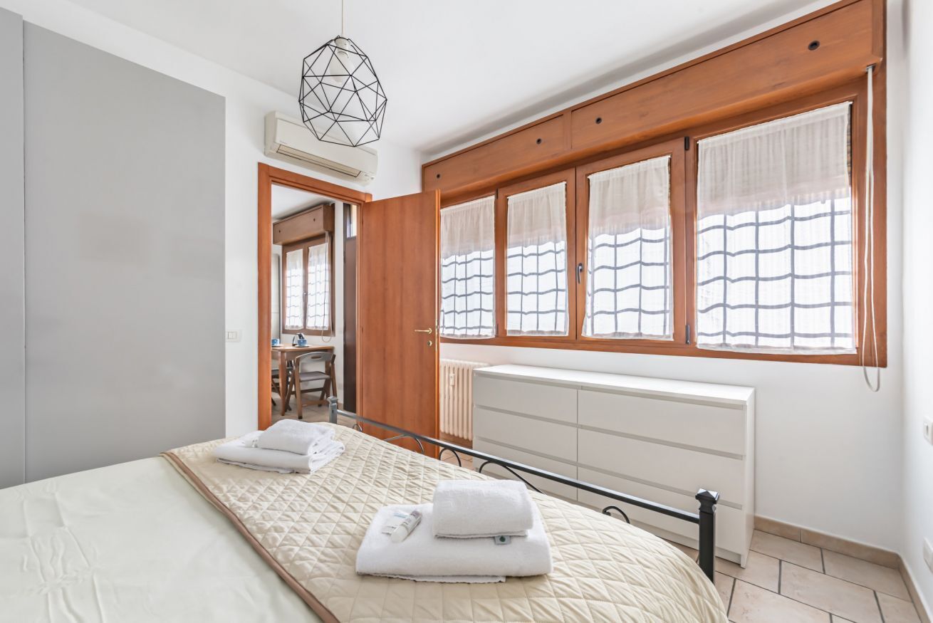 1 dormitorio, tabla de planchar con plancha, wifi y ropa de cama