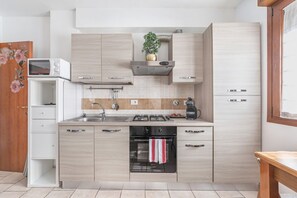 Frigorifero, microonde, forno, piano cottura