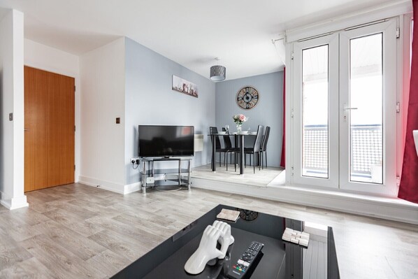 Interior - Town centre apartment with balcony & free parking space! (Chelmsford)