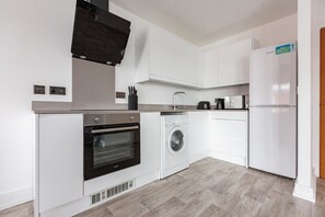 Private kitchen - Town centre apartment with balcony & free parking space! (Chelmsford)