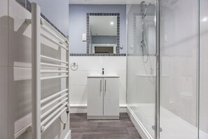 Dusj, håndklær, såpe og toalettpapir