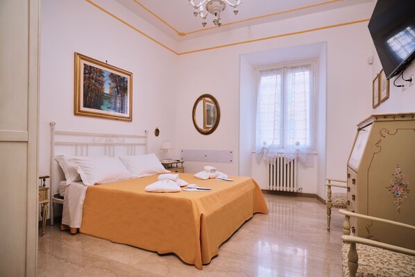 2 bedrooms, iron/ironing board, travel cot, free WiFi