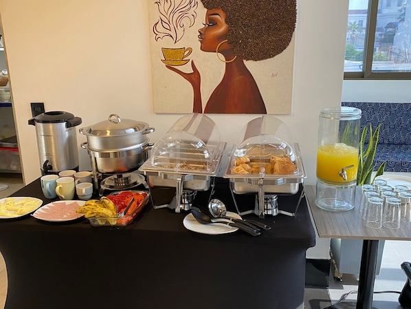 朝食 (フル ブレックファスト)、毎日提供 (無料)