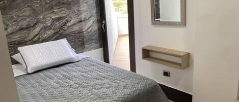 ベーシック ルーム シングルベッド 1 台 専用バスルーム | バスルーム | シャワー、レインフォールシャワー、タオル、石鹸