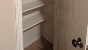 Une porte fermée, avec un cadre blanc et une poignée de porte argentée.