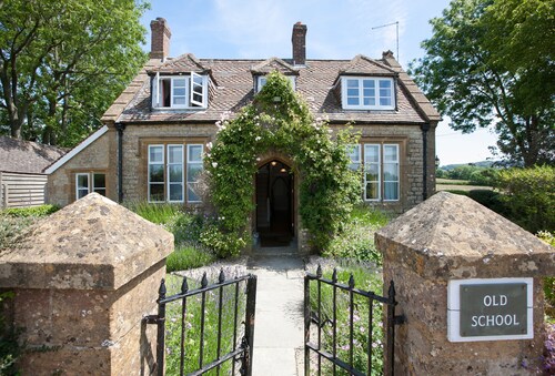 The Old School -  sleeps 6 guests  in 3 bedrooms