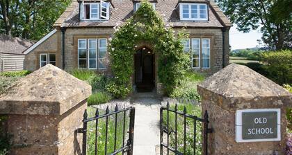 The Old School - sleeps 6 guests in 3 bedrooms