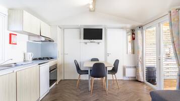 Jääkaappi, mikroaaltouuni, uuni, liesi