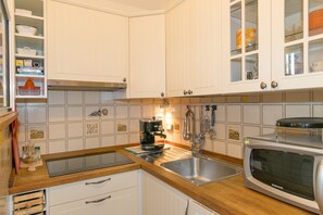 Køleskab, mikrobølgeovn, ovn, kogeplade