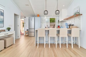 Fridge, microwave, oven, stovetop - Apartment 'Apartamento Casita Del Mar' with Sea View, Wi-Fi and Air Conditioning (La Herradura)