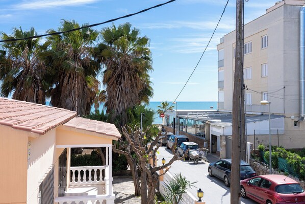 Property grounds - Holiday Home 'Villa Jordi Y Nuri' with Private Terrace, Wi-Fi and Air Conditioning (Cambrils)