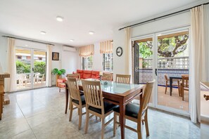 Dining - Holiday Home 'Villa Jordi Y Nuri' with Private Terrace, Wi-Fi and Air Conditioning (Cambrils)