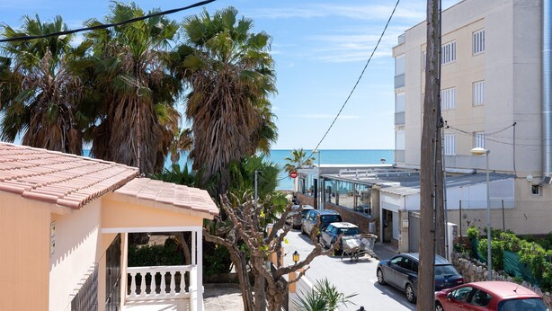 A coastal street with buildings, parked cars, and palm trees. - Holiday Home 'Villa Jordi Y Nuri' with Private Terrace, Wi-Fi and Air Conditioning (Cambrils)