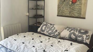 1 habitación, tabla de planchar con plancha, wifi gratis y ropa de cama