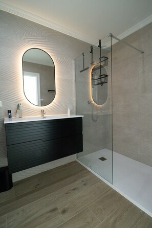 Shower, hair dryer, towels