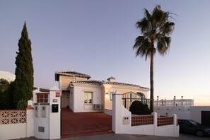 Exterior - Villa 'Rd01 Atalaya' with Sea View, Wifi and Air Conditioning (Torrox)