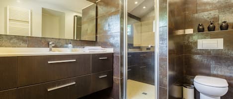 Douche, sèche-cheveux, serviettes fournies
