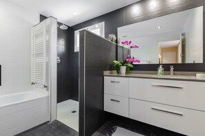 Douche, sèche-cheveux, serviettes fournies