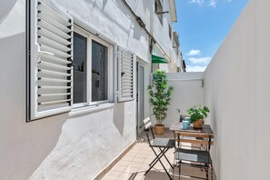 Outdoor dining - Vacation Apartment 'Coqueto Y Tranquilo Apartamento' with Private Terrace and Wi-Fi (Puerto del Carmen)