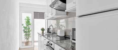 Kühlschrank, Mikrowelle, Ofen, Herdplatte