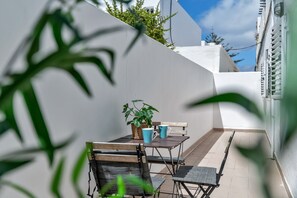 Outdoor dining - Vacation Apartment 'Coqueto Y Tranquilo Apartamento' with Private Terrace and Wi-Fi (Puerto del Carmen)