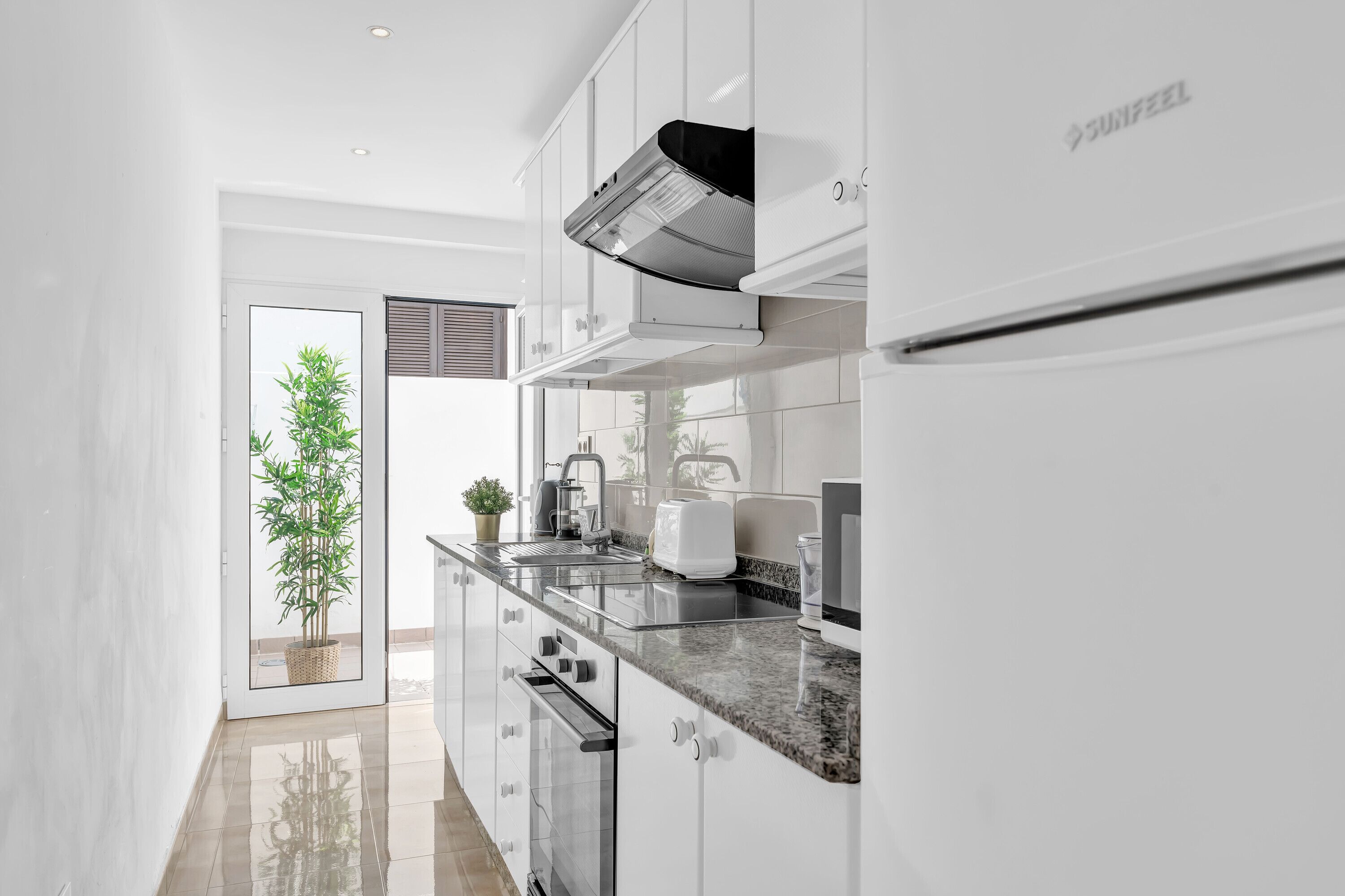 Een koelkast, een microgolfoven, een oven, een kookplaat