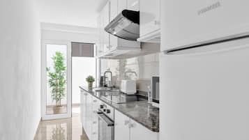 KĂŒhlschrank, Mikrowelle, Ofen, Herdplatte