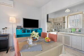 Dining - Holiday Home 'Villa Los Aguacateros' with Private Terrace, Wi-Fi & Air Conditioning (Tazacorte)