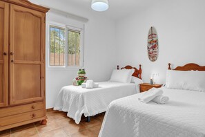 3 bedrooms, iron/ironing board, free WiFi, bed sheets - Holiday Home 'Casa Juan Y Josefa El Palmar' with Private Terrace, Wi-Fi and Air Conditioning (El Palmar de Cádiz)