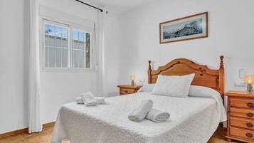 3 bedrooms, iron/ironing board, free WiFi, bed sheets