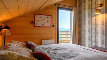 4 slaapkamers, een strijkplank/strijkijzer, gratis wifi, beddengoed