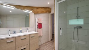 Dusj, toalettartikler (inkludert), hårføner og håndklær