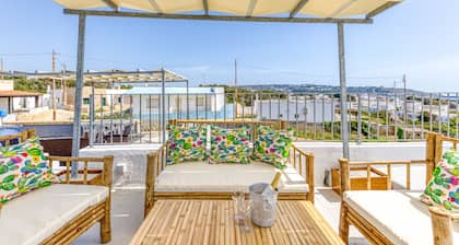 Apartment 'La Casa Del Sole' with Sea View, Wi-Fi and Air Conditioning