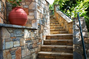 Property grounds - Holiday Home 'Beach Villa Alonissos For 2 People' with Shared Pool, Wi-Fi and Air Conditioning (Alonissos)