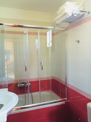Shower, hair dryer, towels - Holiday Home 'Beach Villa Alonissos For 2 People' with Shared Pool, Wi-Fi and Air Conditioning (Alonissos)