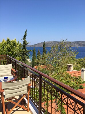 Property grounds - Holiday Home 'Beach Villa Alonissos For 2 People' with Shared Pool, Wi-Fi and Air Conditioning (Alonissos)