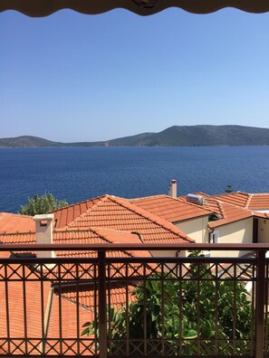 Property grounds - Holiday Home 'Beach Villa Alonissos For 2 People' with Shared Pool, Wi-Fi and Air Conditioning (Alonissos)