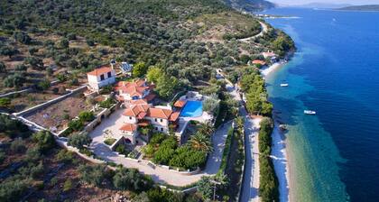 Holiday Home 'Beach Villa Alonissos For 4 People' with Shared Pool, Wi-Fi and Air Conditioning