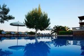 Pool - Holiday Home 'Beach Villa Alonissos For 4 People' with Shared Pool, Wi-Fi and Air Conditioning (Alonissos)