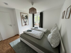 1 habitación, tabla de planchar con plancha y cuna de viaje 