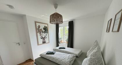 Stylish city retreat near the Elbe - King-size bed